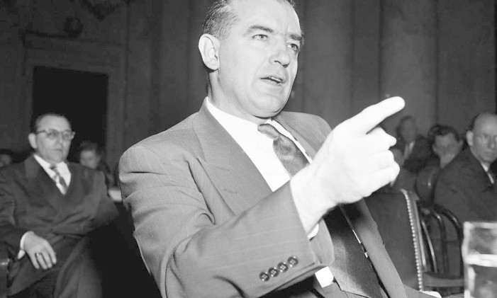 O senador Joseph McCarthy gesticula durante uma audiência, em Washington Foto: Herbert K. White / AP