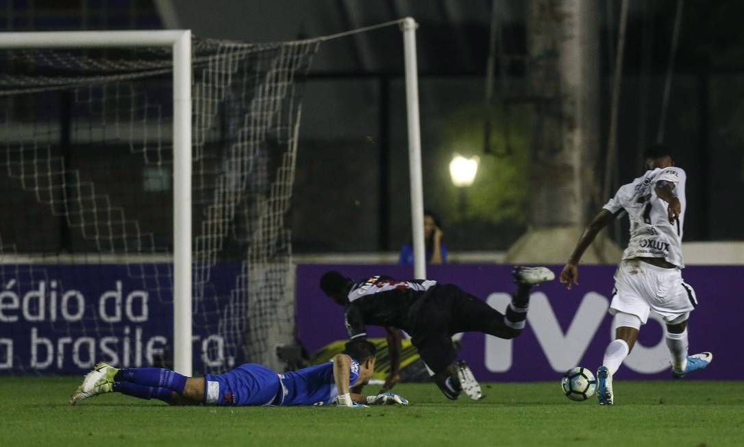 Corinthians vacila, toma gol no fim e fica no empate contra o