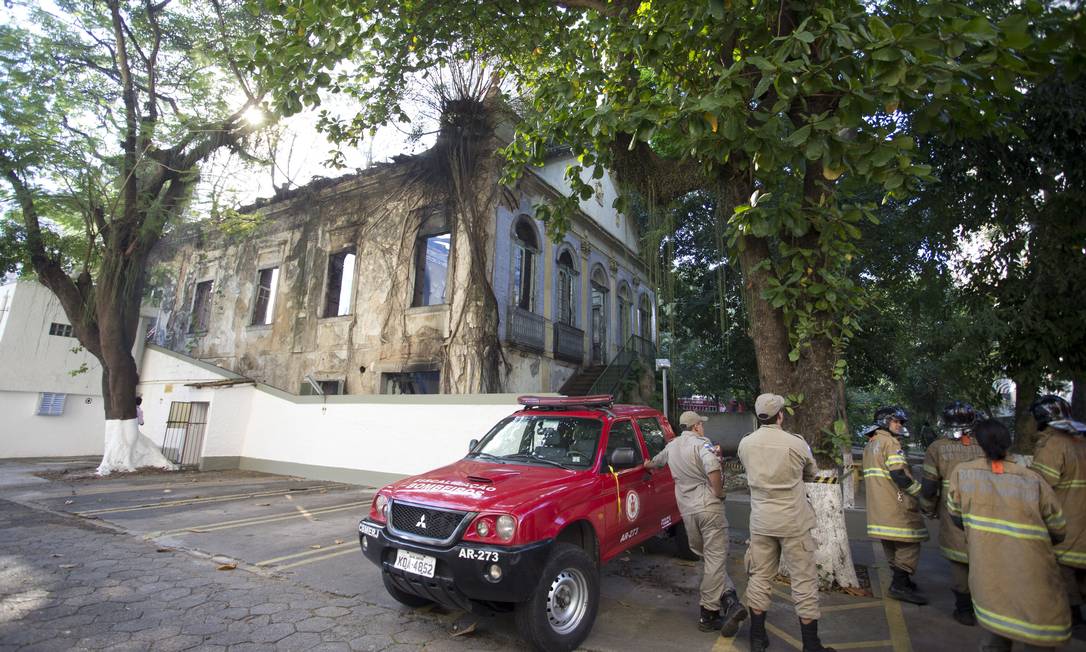 O prédio do antigo Colégio Brasil que pegou fogo em Niterói Foto: Márcia Foletto / Agência O Globo