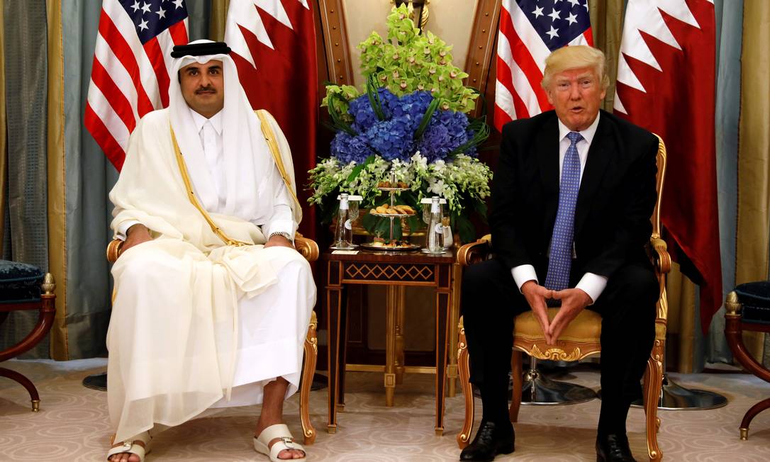 
O presidente dos EUA, Donald Trump, e o emir do Catar, xeique Tamim Bin Hamad Al-Thani, em encontyro no último dia 21 de maior na Arábia Saudita: para americano, país deve ser esforçar mais na luta contra o terrorismo
Foto:
REUTERS/Jonathan Ernst
