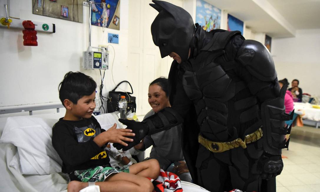 Na Argentina, Batman solidário conquista as crianças em hospital - Jornal O  Globo