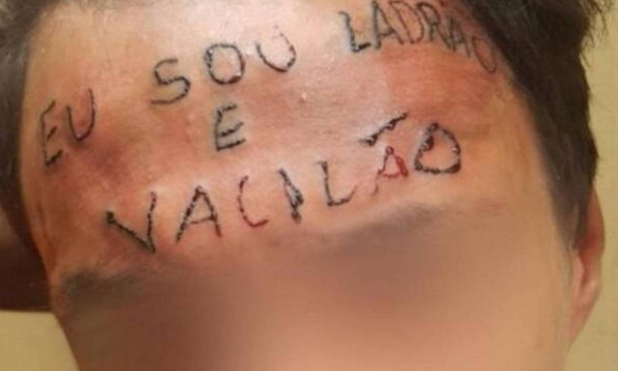 Vídeo: Adolescente de 17 anos tatua o nome de Bolsonaro na testa e viraliza