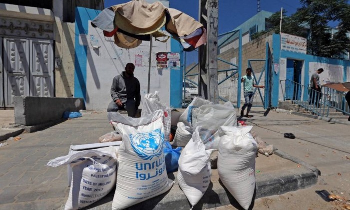 Um palestino no centro de distribuição de alimentos das Nações unidas Foto: IBRAHEEM ABU MUSTAFA / REUTERS