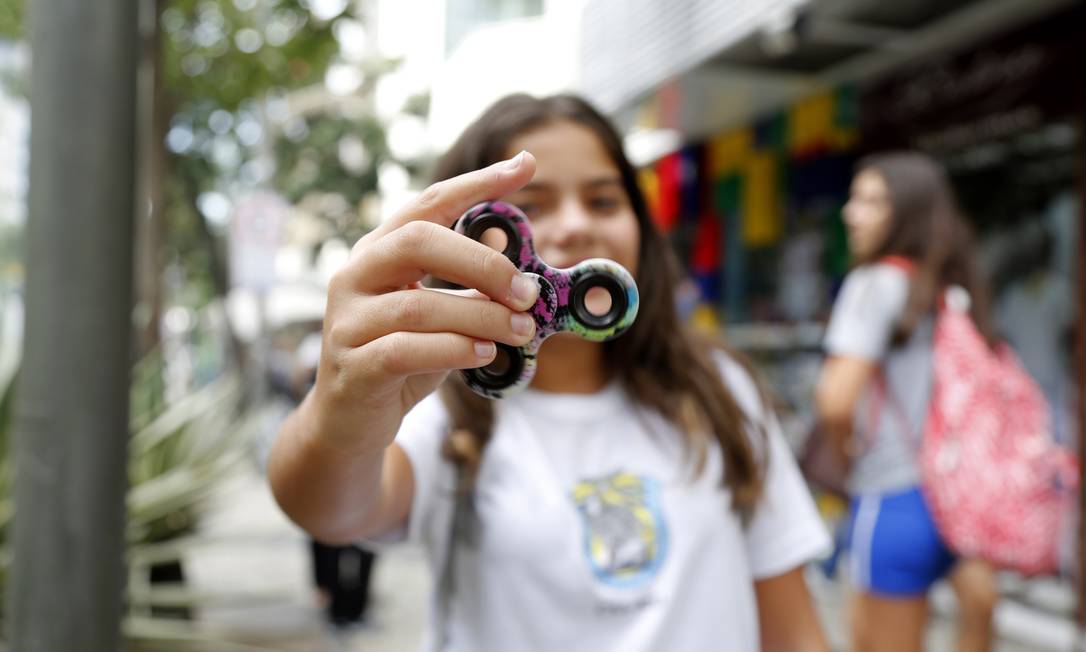 Resultado de imagem para Brasil vai investigar novo brinquedo da moda, o 'spinner'