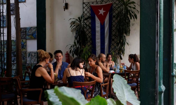 
Turistas se sentam em um restaurante em Havana, em Cuba
Foto: STRINGER / REUTERS