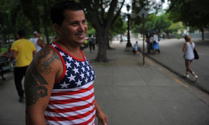 Homem veste camisa com a bandeira americana em Havana Foto: YAMIL LAGE / AFP