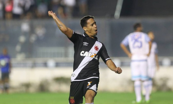 Yago Pikachu comemora o gol da vitória do Vasco sobre o Avaí: placar magro Foto: Guilherme Pinto / Agência O Globo