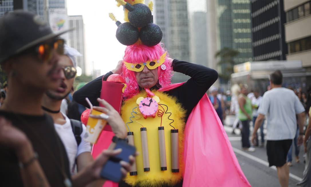 Com 19 Trios Elétricos Parada Lgbt Reúne Multidão Na Avenida Paulista