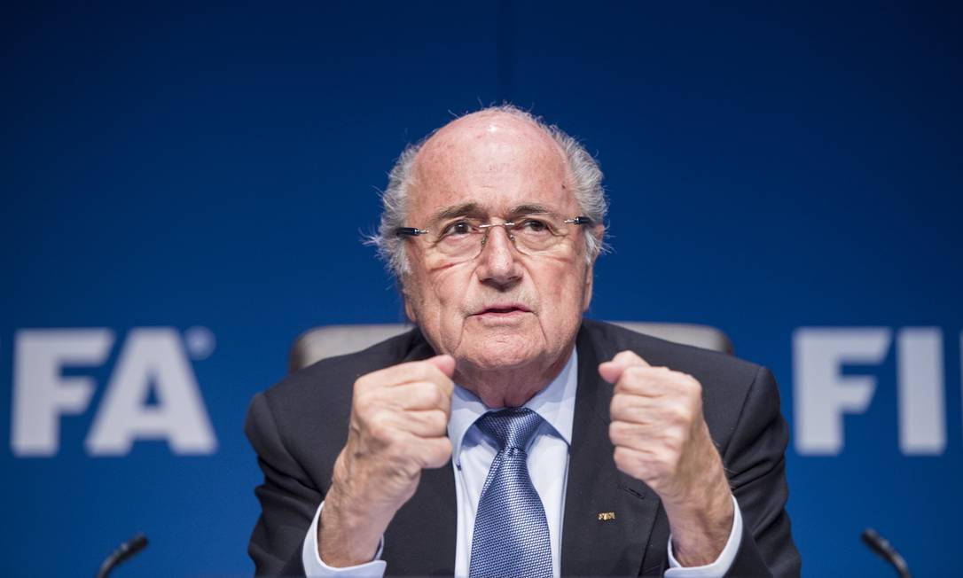  Blatter  diz que cogita processar a Fifa  para limpar seu 