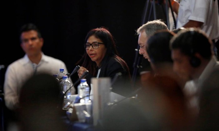 Delcy Rodriguez se pronuncia contra a OEA durante encontro de chanceleres Foto: CARLOS JASSO / REUTERS