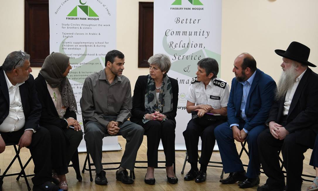
Solidariedade. Premier Theresa May (centro) e a comissária de polícia Cressida Dick (4ª da esquerda para a direita) conversam com líderes religiosos após o atentado à mesquita de Finsbury Park, que deixou um morto e nove feridos
Foto: Stefan ROUSSEAU/AFP