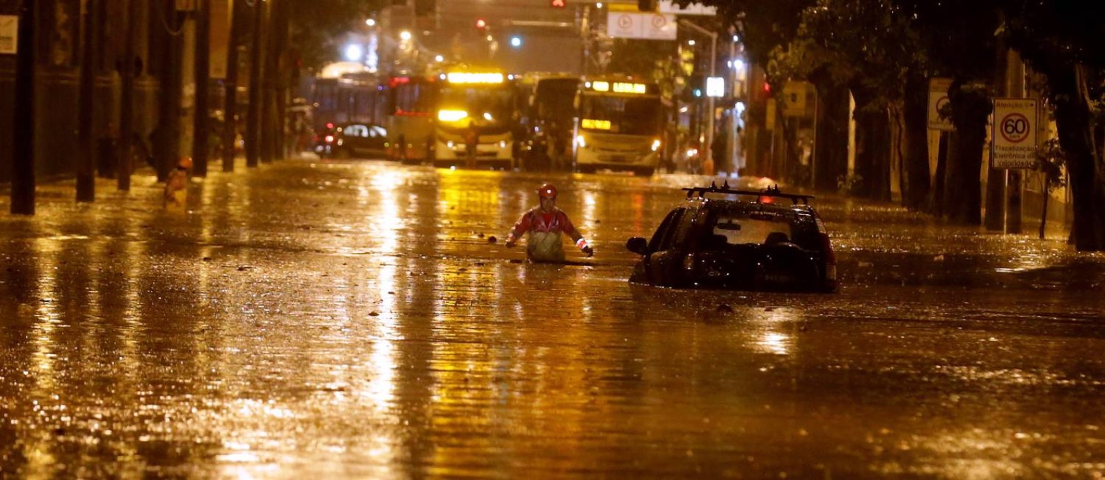 Temporais no Rio alagam ruas e expõem problemas de ...