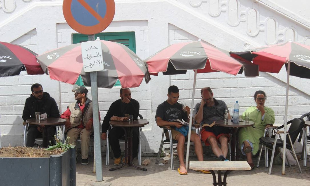 Só mulheres turistas frequentam os bares no Marrocos, como este em Tânger. E, em geral, os clientes estão sempre sentados em cadeiras viradas para a rua Foto: Léa Cristina / Agência O Globo