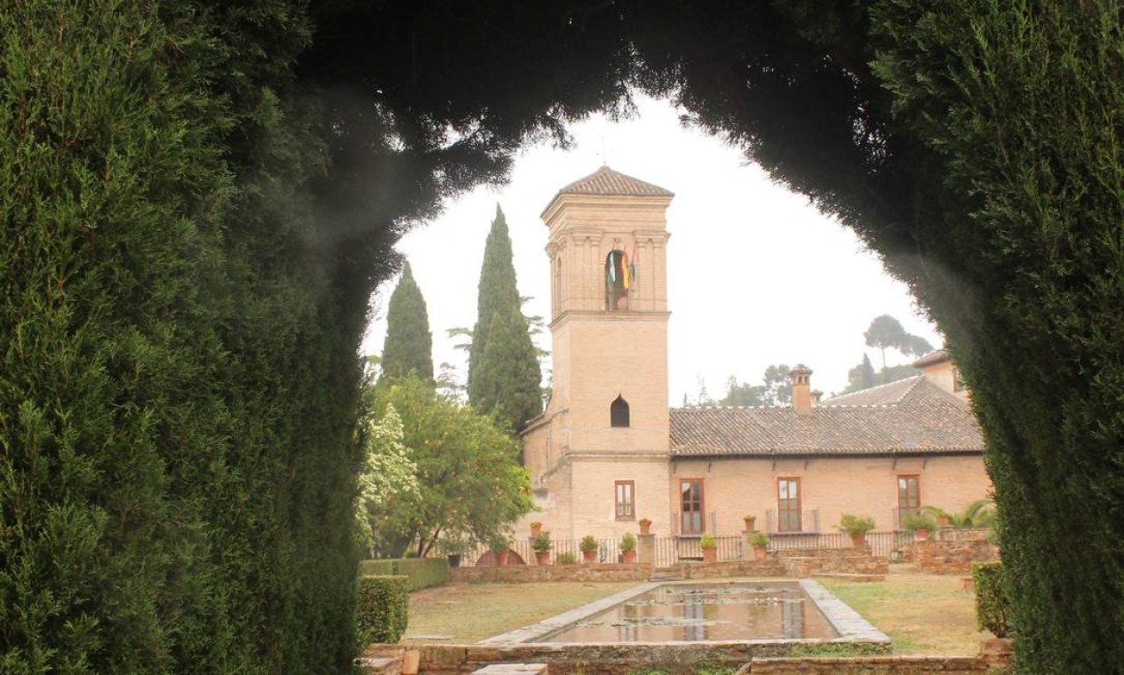 O complexo de Alhambra, em Granada, na Espanha, famoso por seus palácios, jardins e ruínas de casas que existiram ali Foto: Léa Cristina / Agência O Globo
