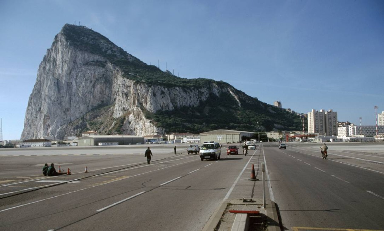 Uma rua pública passa por dentro do aeroporto da cidade de Gibraltar. A cada pouso ou decolagem, a rodovia é fechada por alguns minutos Foto: Visit Gibraltar / Divulgação