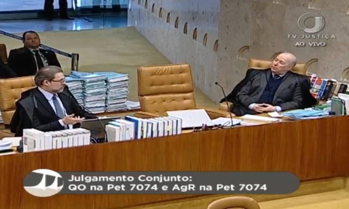 A cadeira vazia de Gilmar Mendes: ministro demorou a voltar ao plenário após o intervalo Foto: Reprodução