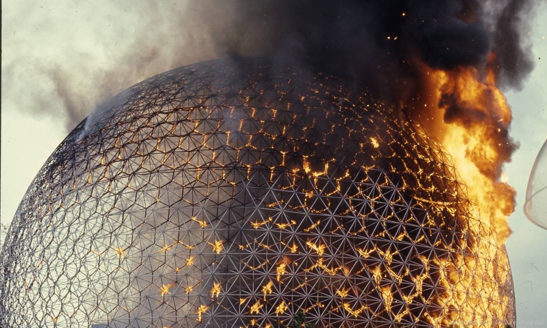 Detalhe da obra "La biosphère en feu", cúpula geodésica do americano Richard Buckminster Fuller Foto: Archives de la Ville de Montréal / Divulgação