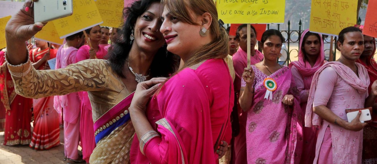 Transgêneros em manifestação promovida em Mumbai, Índia, em janeiro deste ano: decisão da Suprema Corte abriu caminho para inclusãoFoto: REUTERS/Shailesh Andrade