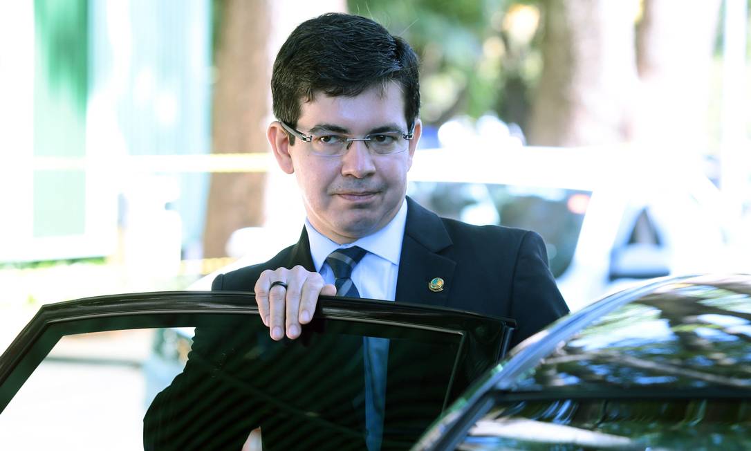 O senador Randolfe Rodrigues (Rede-AP) disse que aguarda sanção presidencial para entrar com recurso Foto: Jorge William / Agência O Globo / 25-5-17