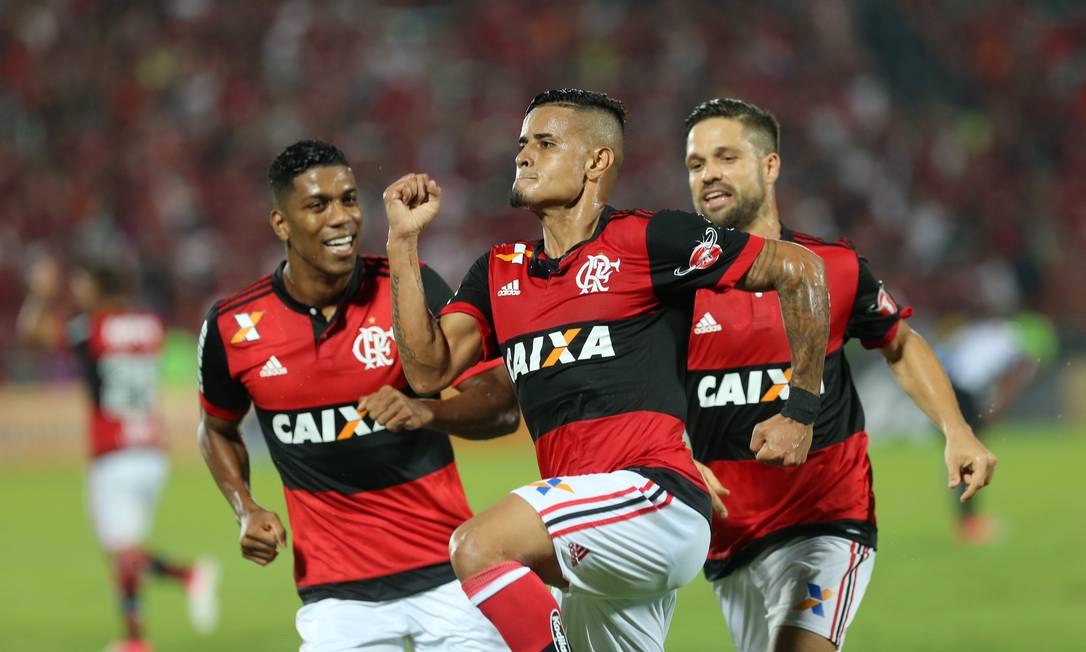 Com lances polêmicos e gols, Flamengo vence o Santos antes da