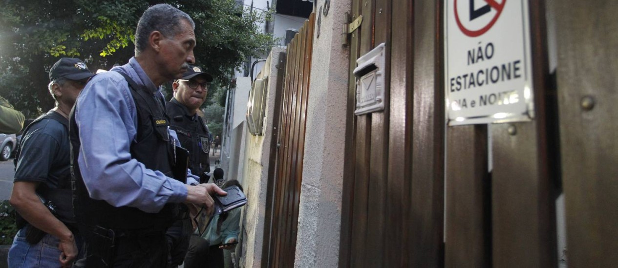 Polciais cumprem mandado de prisão durante a operação Calabar Foto: Pedro Teixeira / Agência O Globo