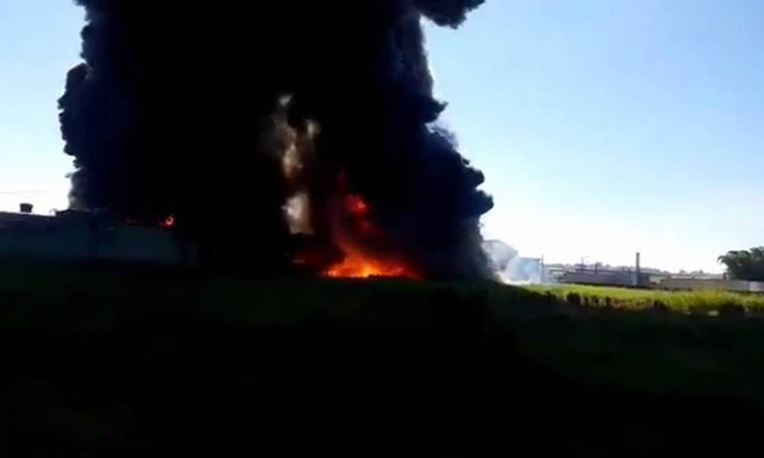 Incêndio atinge tanque de solvente químico em indústria de ... - Jornal O Globo