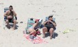 Chris Christie (de chinelo e boné) foi clicado em praia que ele mesmo mandou fechar um dia antes Foto: Reprodução/NJ.com