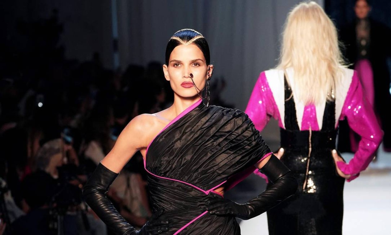 Com Raica Oliveira na passarela, Jean Paul Gaultier apresenta sua