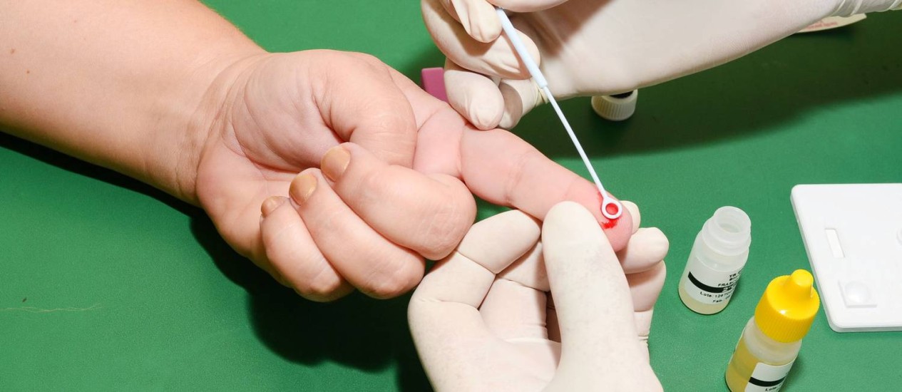 
Profissional de saúde coleta sangue para exames de sífilis e HIV: diagnóstico importante
Foto: Divulgação/FERNANDA RODRIGUES