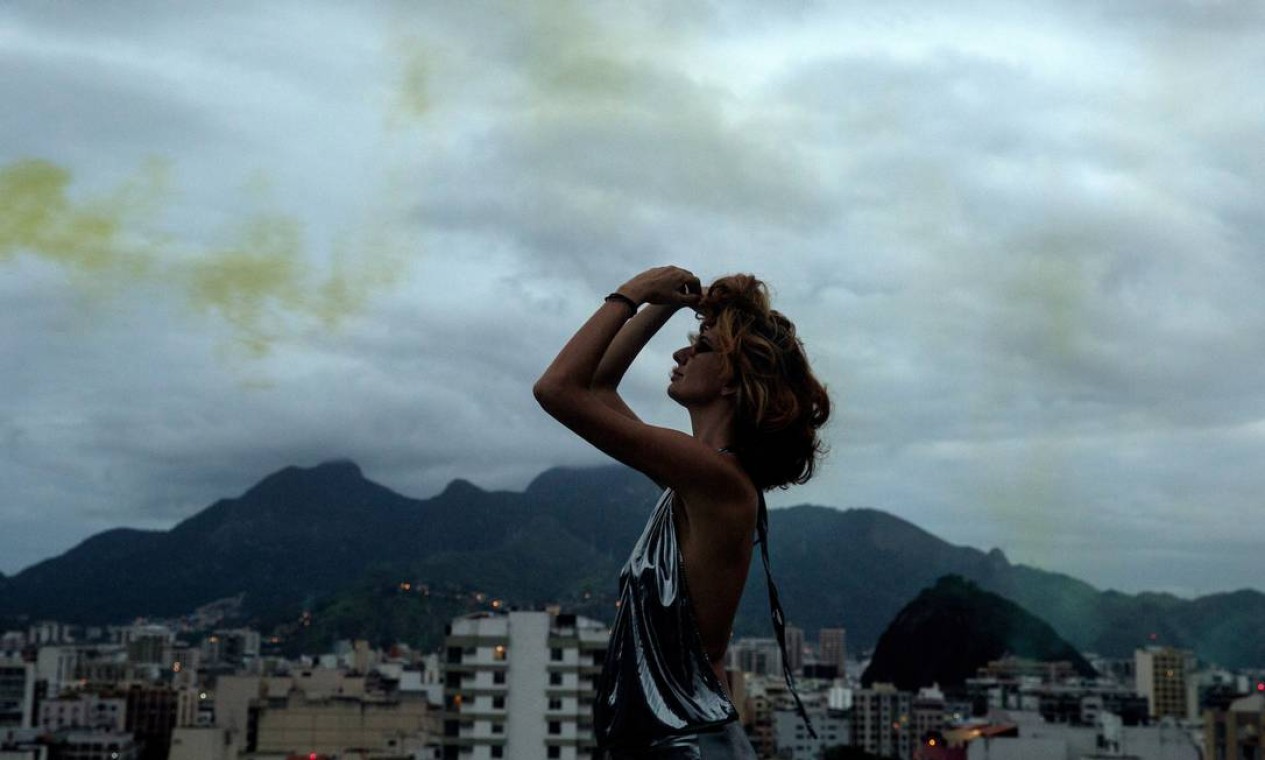 Em sua estreia solo, Letícia Novaes dança no 'climão' - Jornal O Globo