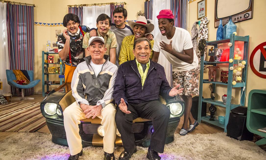 Didi (Renato Aragão), Dedé (Dedé Santana), Didico (Lucas Veloso), Dedeco (Bruno Gissoni), Mussa (Mumuzinho), Zaca (Gui Santana) e Tião (Nego do Borel) Foto: Divulgação/TV Globo/Rafael Campos