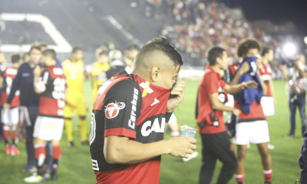 Everton e outros jogadores do Flamengo tentam se proteger do gás de pimenta Foto: Antonio Scorza / Agência O Globo