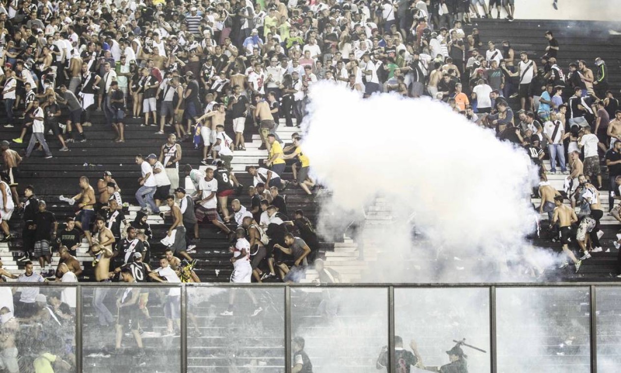 Gás de pimenta e bombas de efeito moral foram usados pela Polícia Militar para conter tumulto na torcida do Vasco Foto: Guito Moreto / Agência O Globo
