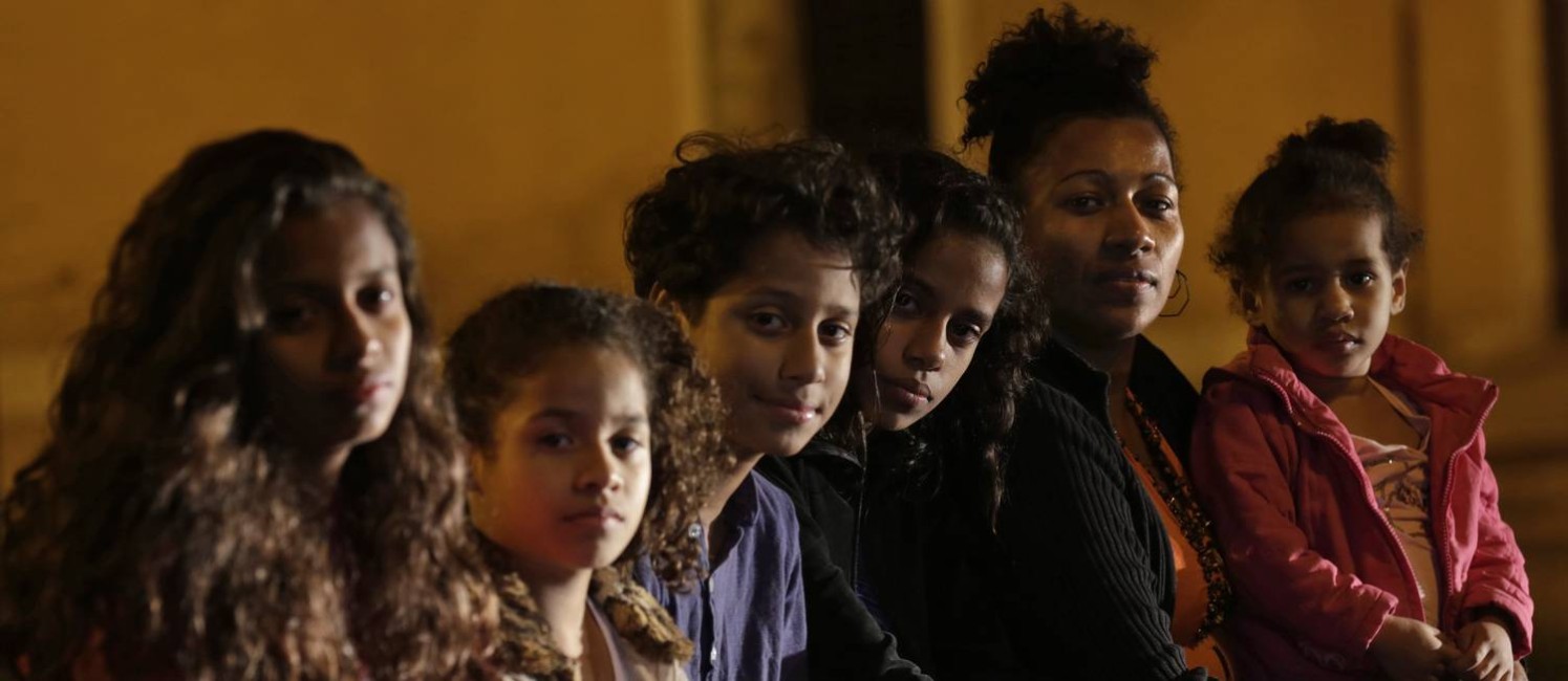 Rita de Cássia dos Santos Souza, com cinco de seus seis filhos: ela precisa da ajuda de vizinhos para alimentar as crianças Foto: Gustavo Miranda / Agência O Globo