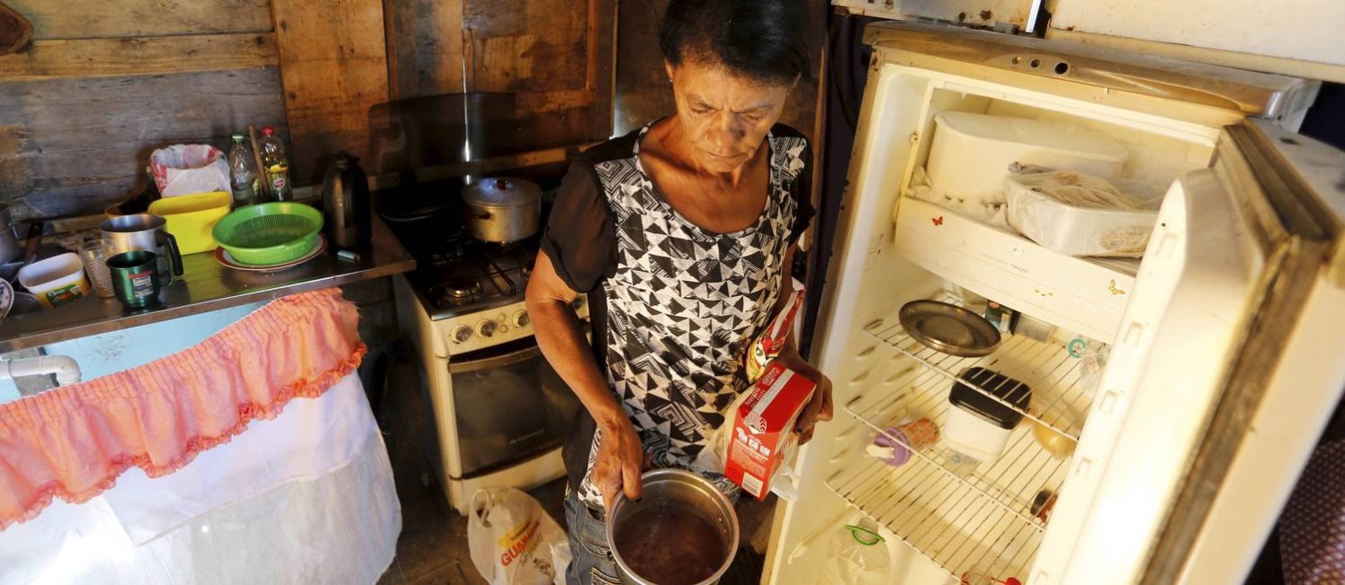 Maria de Fátima Ferreira perdeu o emprego e agora enfrenta dificuldades para colocar comida na mesa de casa Foto: Domingos Peixoto / Agência O Globo