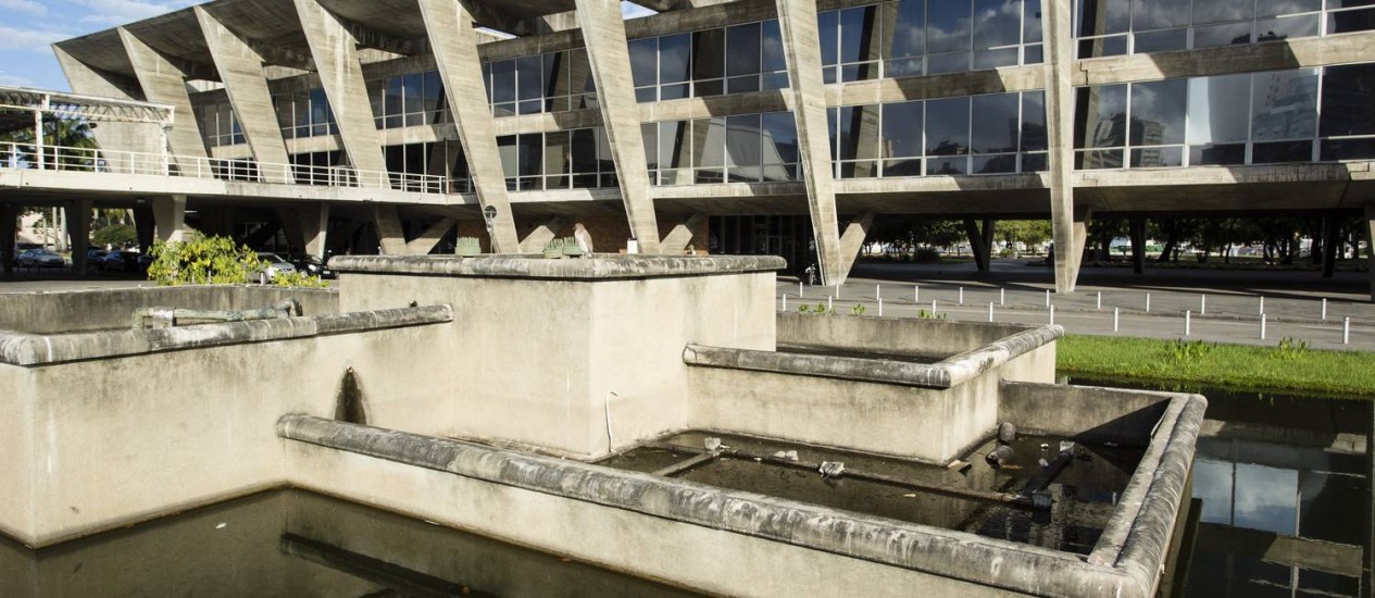 
Degradado. Lago do Museu de Arte Moderna está abandonado, com pouca água e acumula lixo
Foto: Fernando Lemos / Agência O Globo