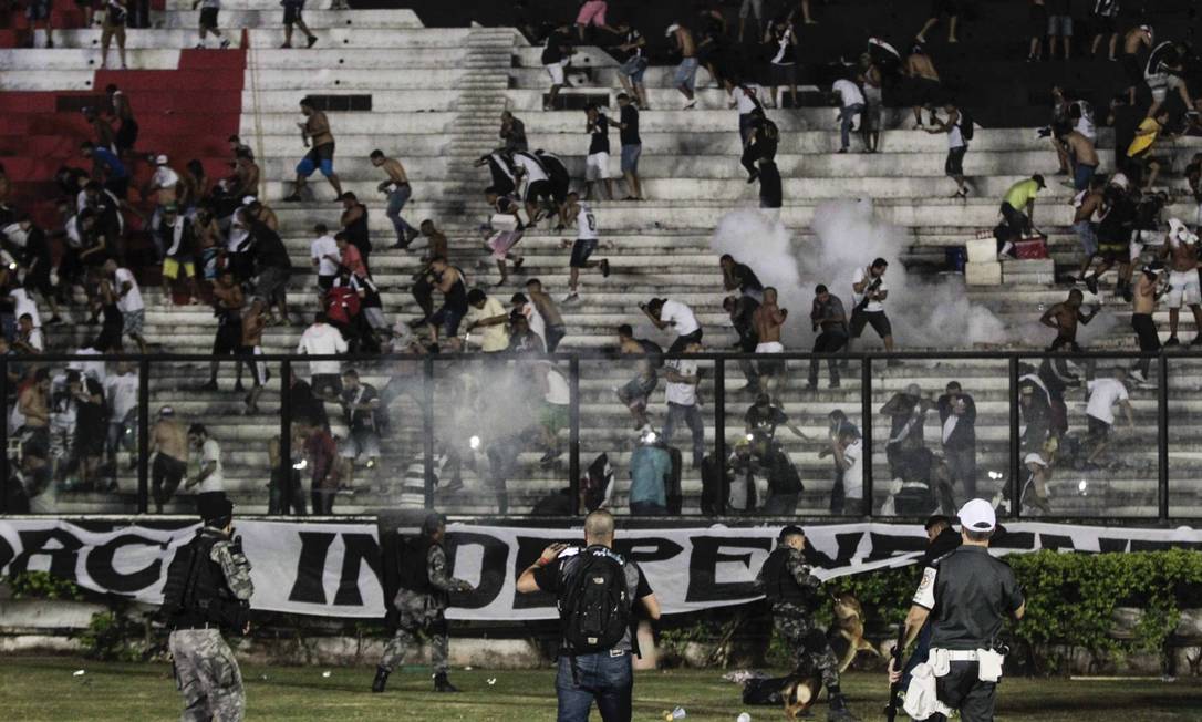 Vídeos De Torcedores Mostram Pânico E Correria No Jogo Entre Vasco E Flamengo Em São Januário 4109