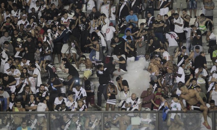 Correria na arquibancada de São Januário: episódios de violência mancharam o clássico Vasco x Flamengo Foto: Guito Moreto / Agência O Globo