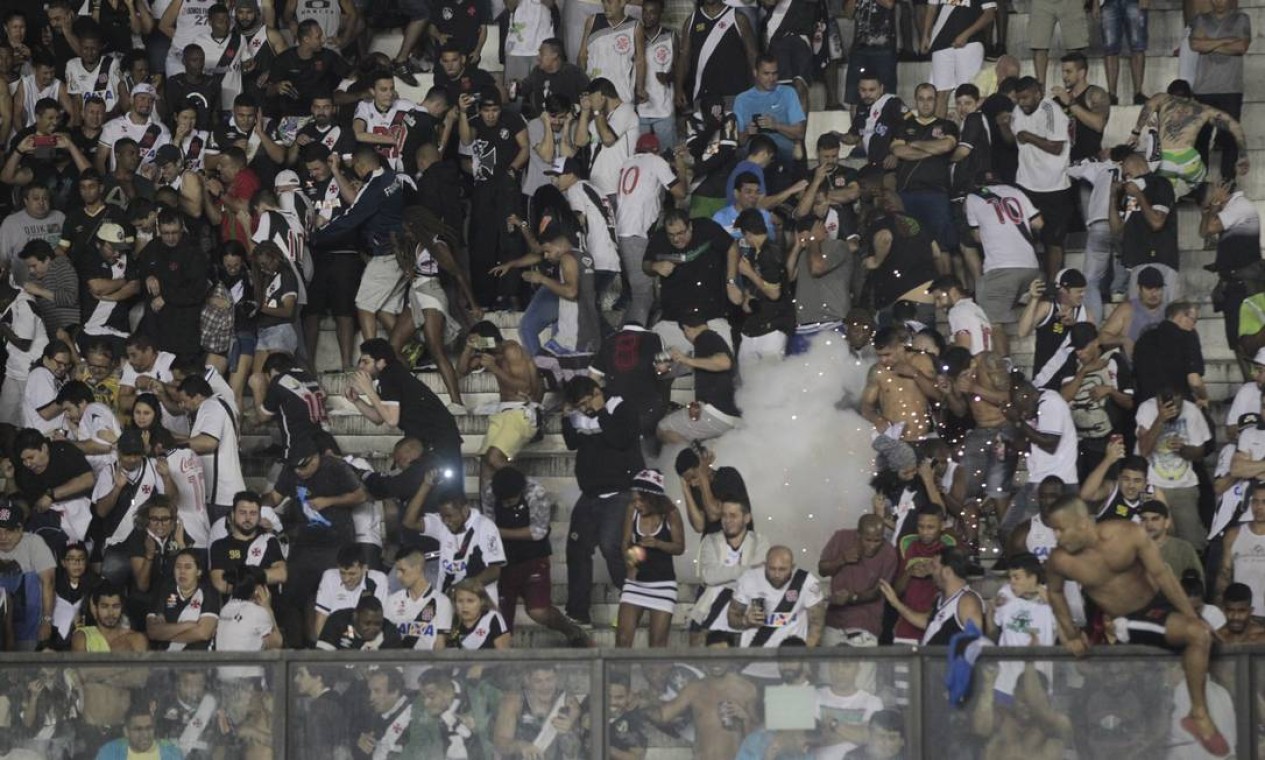 Dez homens são presos por briga em estádio que deixou 26 feridos