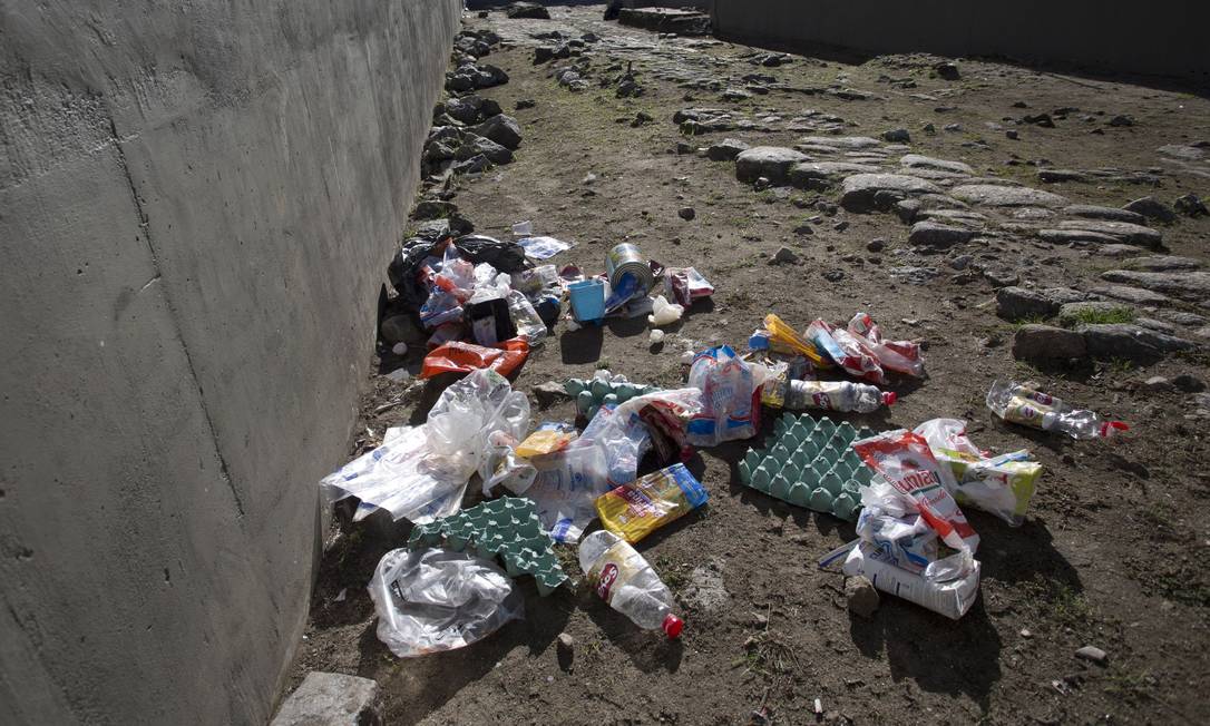 Descaso. O lixo acumulado no Cais do Valongo: prefeitura afirma que manutenção é feita Foto: Márcia Foletto / Agência O Globo