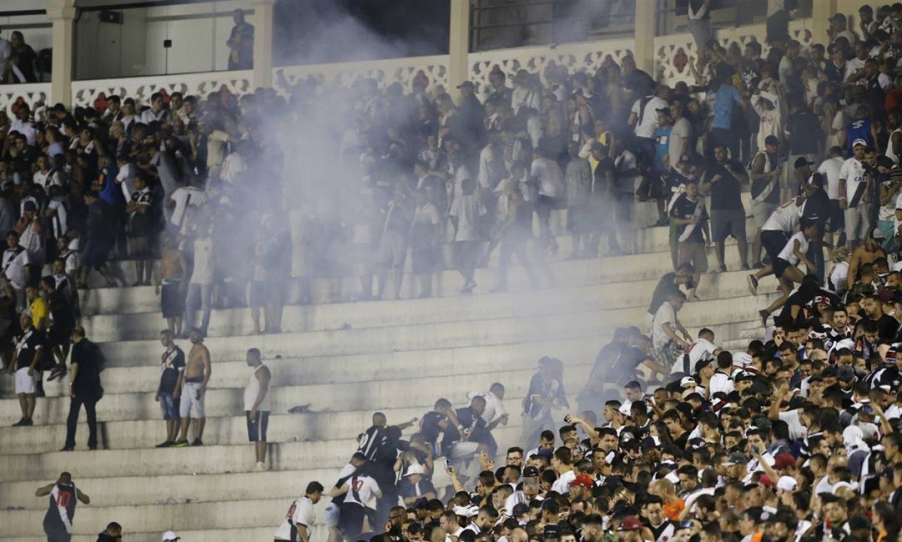 STJD aplica multa e proíbe torcida em 4 jogos do Vasco em São Januário