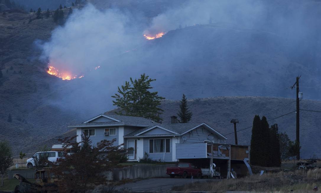 Incêndio florestal desloca 10 mil pessoas de suas casas no Canadá