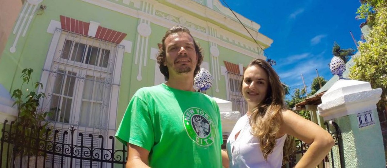 Christian e a mulher, Erika Bachini, em frente ao Villa Leonor Suites Foto: Arquivo pessoal