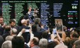 Deputados governistas comemoram após derrota do relatório que pedia prosseguimento da denúncia contra o presidente Michel Temer