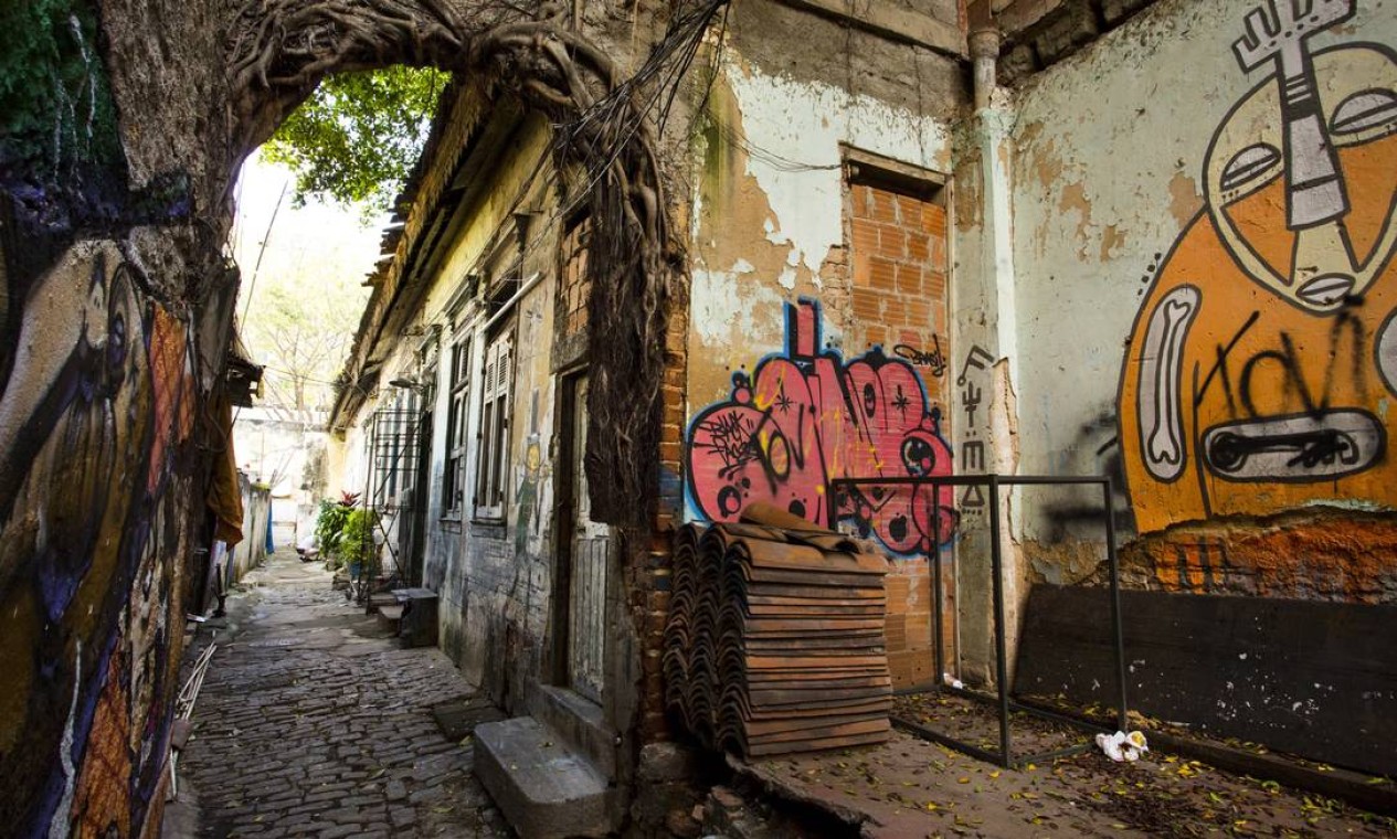 Não se conta nos dedos as construções fechadas, sub-ocupadas e abandonadas na cidade Foto: Mônica Imbuzeiro / Agência O Globo