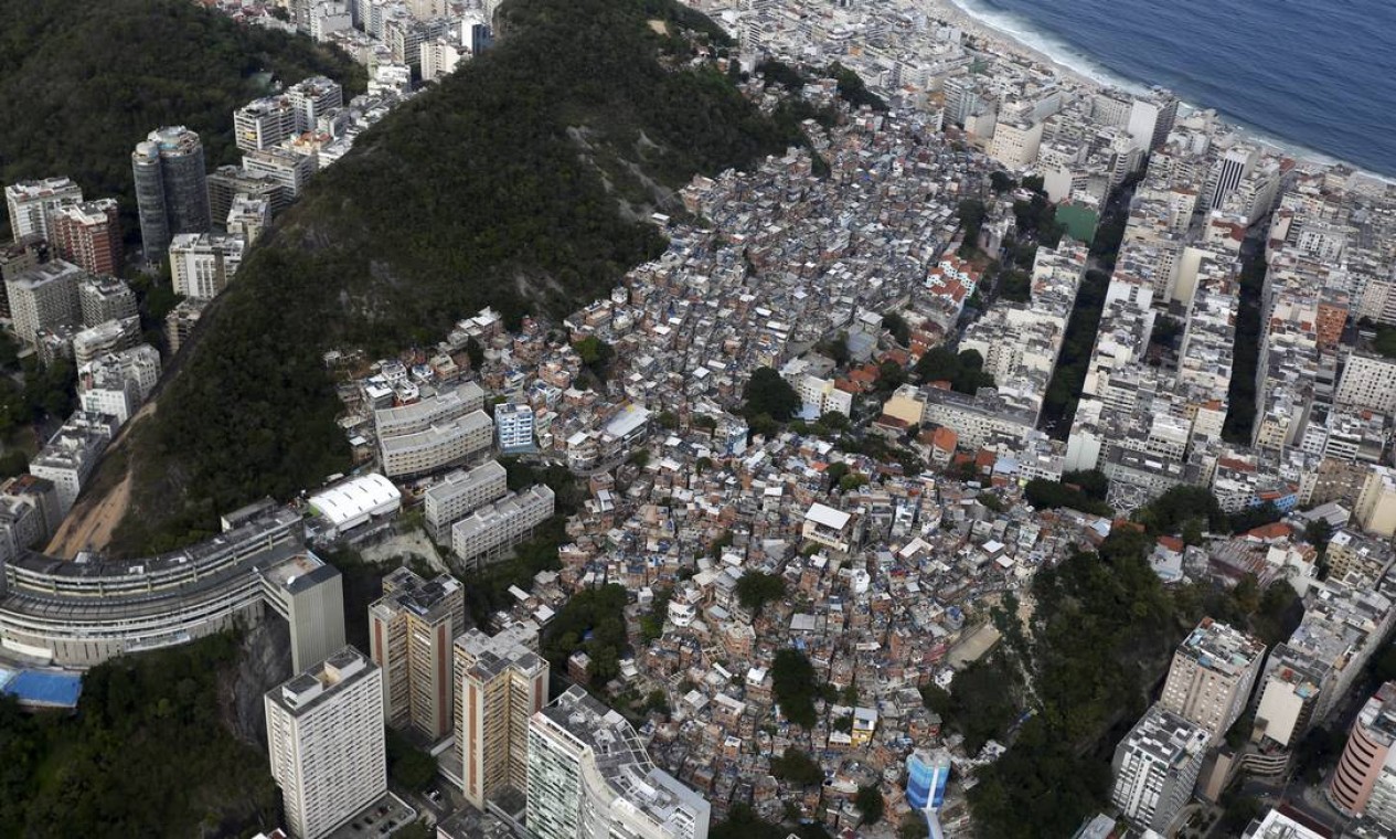 Os novos números mostram que a meta do ex-prefeito Eduardo Paes de reduzir em 5% a área total das favelas entre 2008 e 2016 não foi cumprida. O decréscimo foi de 1,81% Foto: Custódio Coimbra / Agência O Globo