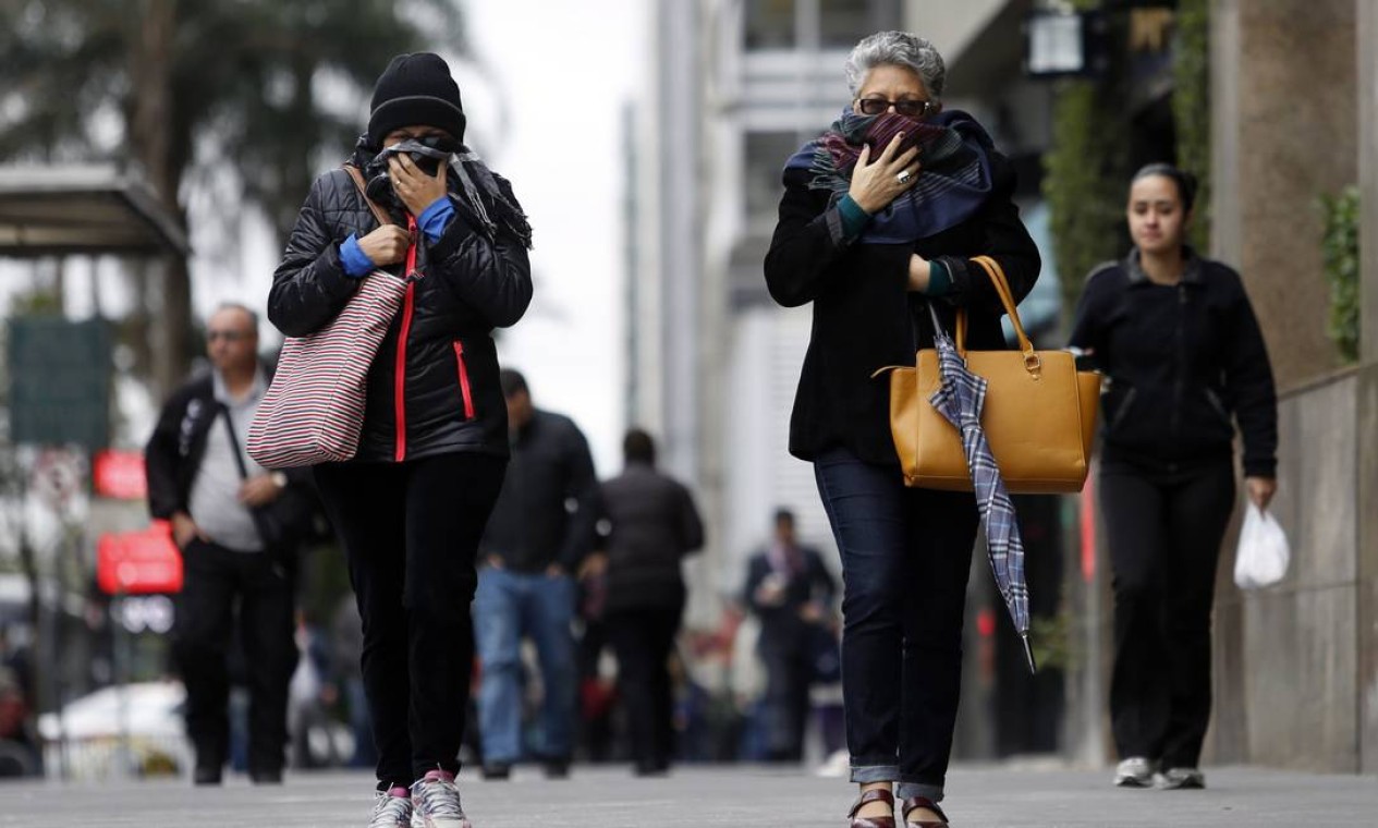 Avenida Paulista: Onda de frio chegou a São Paulo, que teve baixa nos termômetros na manhã desta terça Foto: Edilson Dantas / O Globo