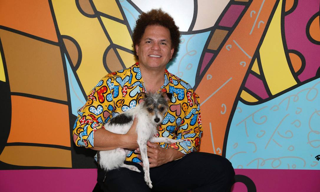 Romero Britto com sua cachorrinha Lisa. Criticado em sua terra natal por um trabalho considerado brega e alienado, o artista brasileiro conquistou Miami com sua chamada 'arte da alegria' Foto: RHONA WISE / AFP