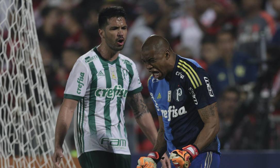 Goleiro Jailson e zagueiro Luan comemoram após Diego perder pênalti Alexandre Cassiano