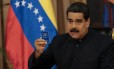 O presidente da Venezuela, Nicolás Maduro, segura uma cópia da Constituição enquanto fala com membros do conselho de defesa em Caracas